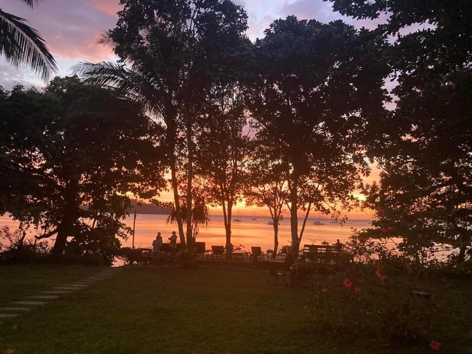 Starlight Beach Resort Koh Phayam Bagian luar foto