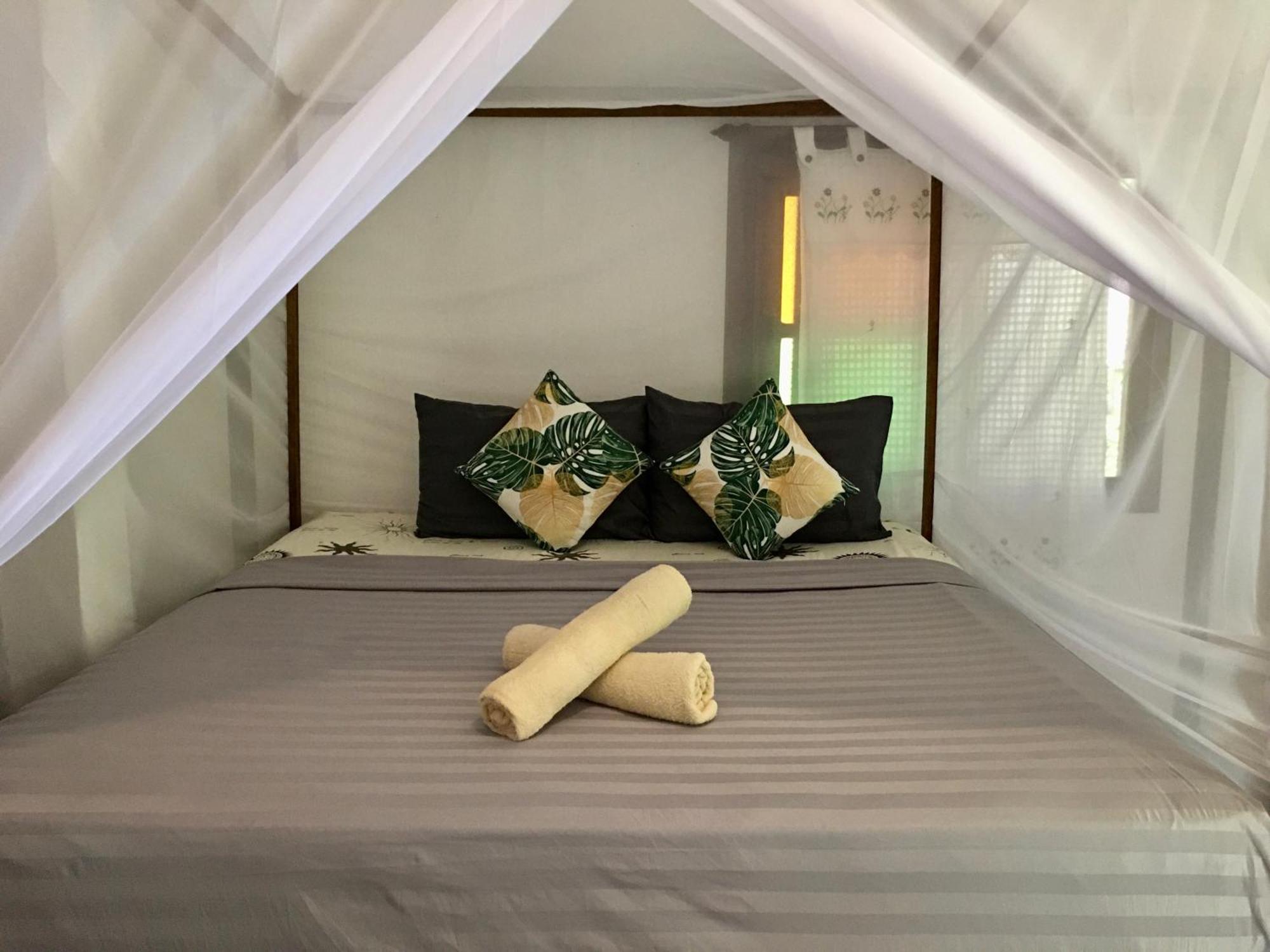 Starlight Beach Resort Koh Phayam Bagian luar foto