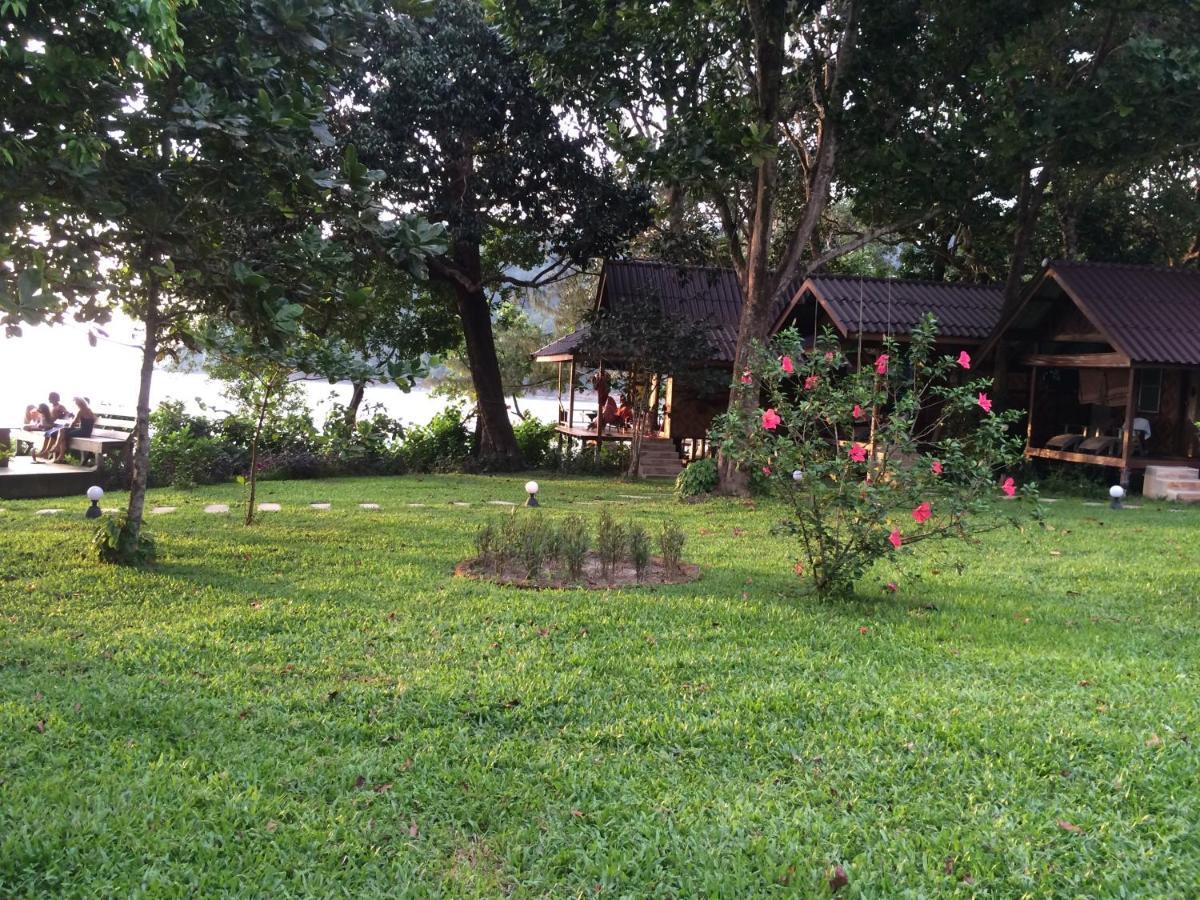 Starlight Beach Resort Koh Phayam Bagian luar foto